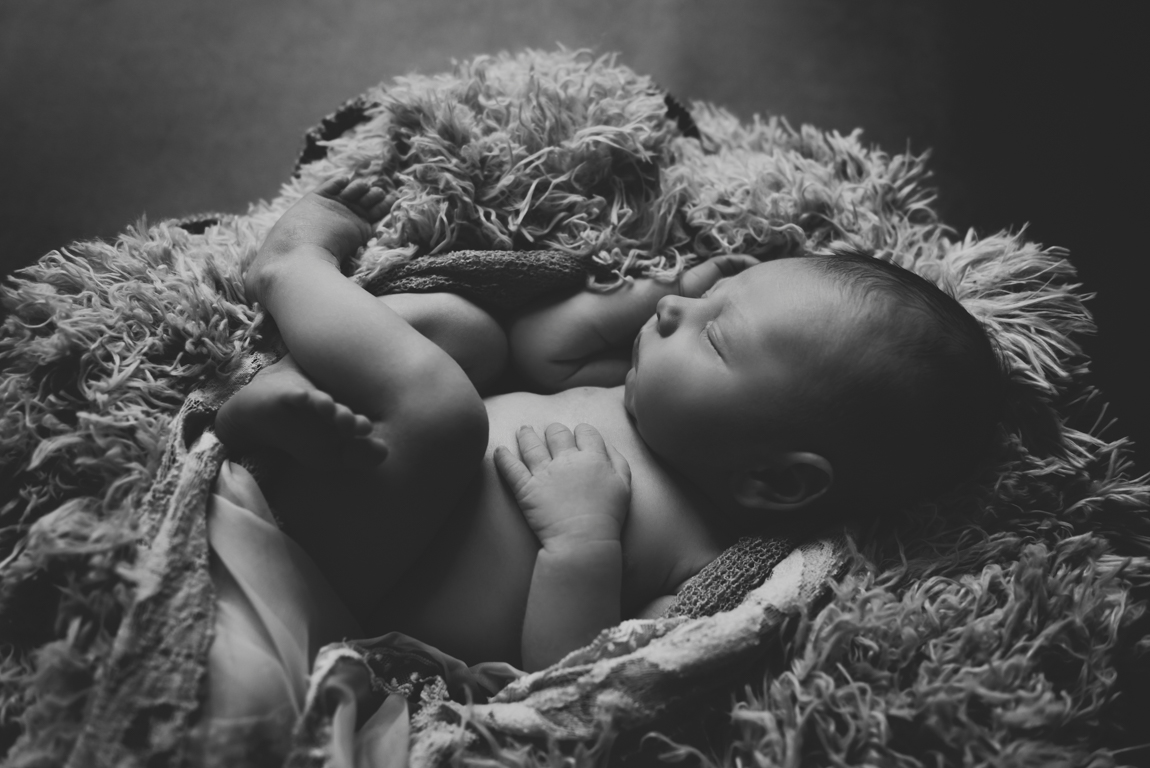 Neugeborenes Baby schläft in Körbchen – Peach & Berries Fotografie Graz