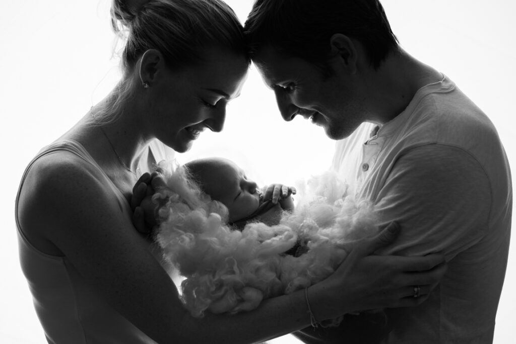 Neugeborenes Baby mit Eltern – Peach & Berries Fotografie Graz