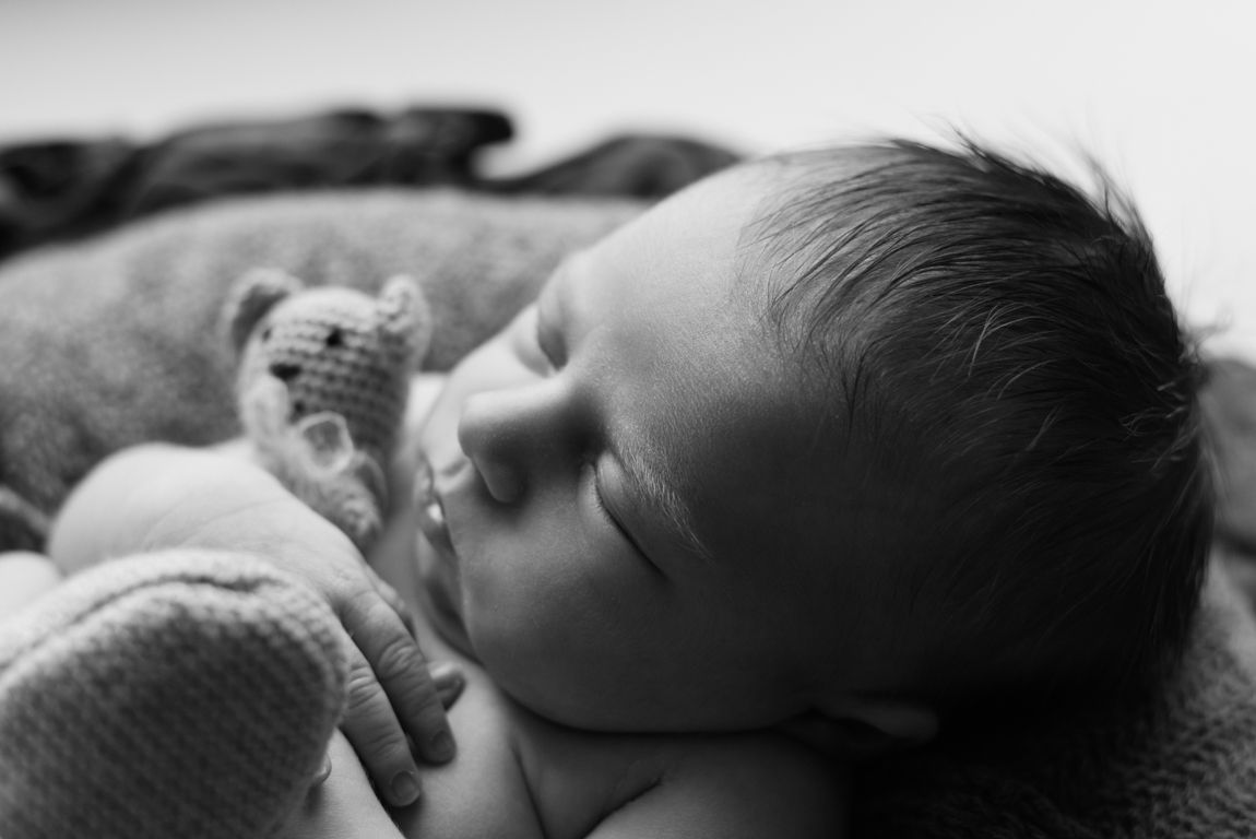 Neugeborenes Baby mit Stofftier – Peach & Berries Fotografie Graz