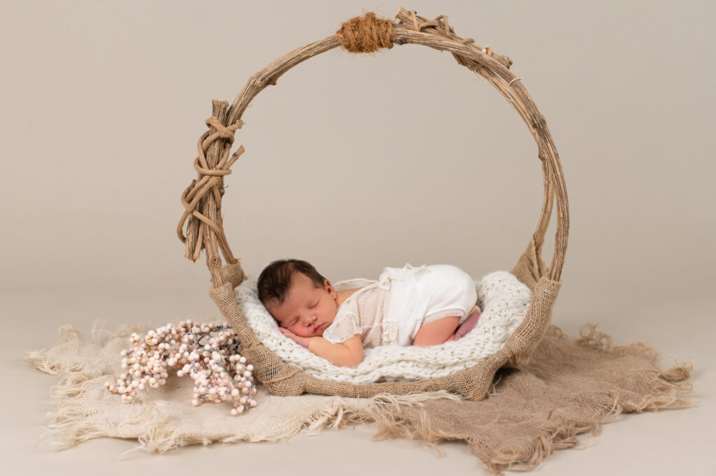 Neugeborenes Baby in Ring – Peach & Berries Fotografie Graz