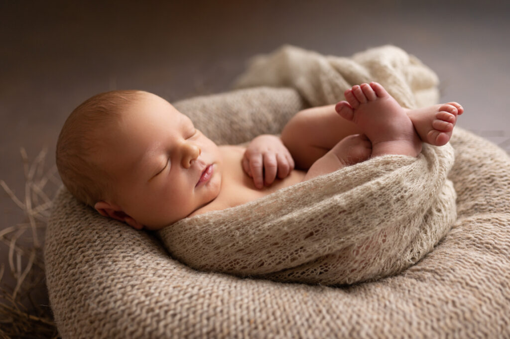 Neugeborenes Baby schläft in Körbchen – Peach & Berries Fotografie Graz
