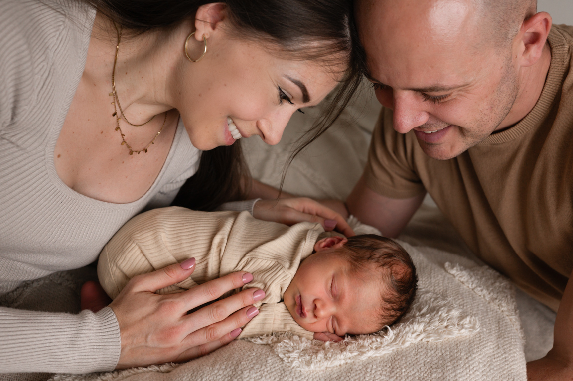 Familienfoto mit Neugeborenem – Neugeborenenfotografie Graz