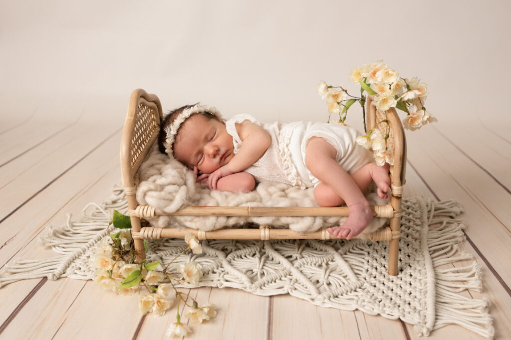 Baby schläft in Bett Peach and Berries Fotografie Graz
