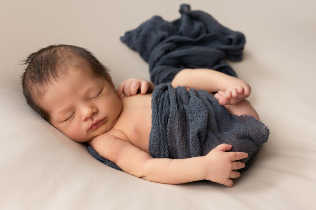 Baby schläft mit Tuch in Peach and Berries Studio Graz