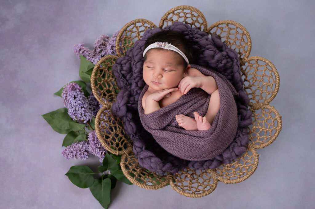Neugeborenes Baby schläft in Körbchen – Peach & Berries Fotografie Graz