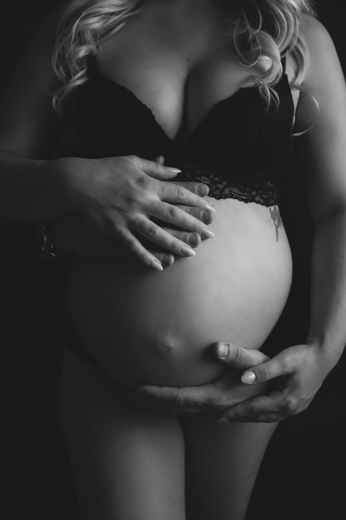 Babybauch Shooting im Studio Graz – Katharina Reiterer Fotografin