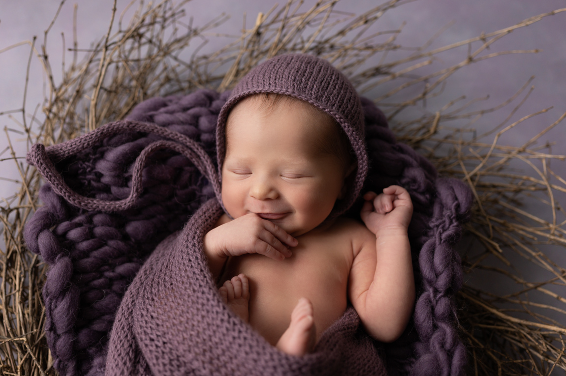 Neugeborenes Baby schläft in Körbchen – Peach & Berries Fotografie Graz