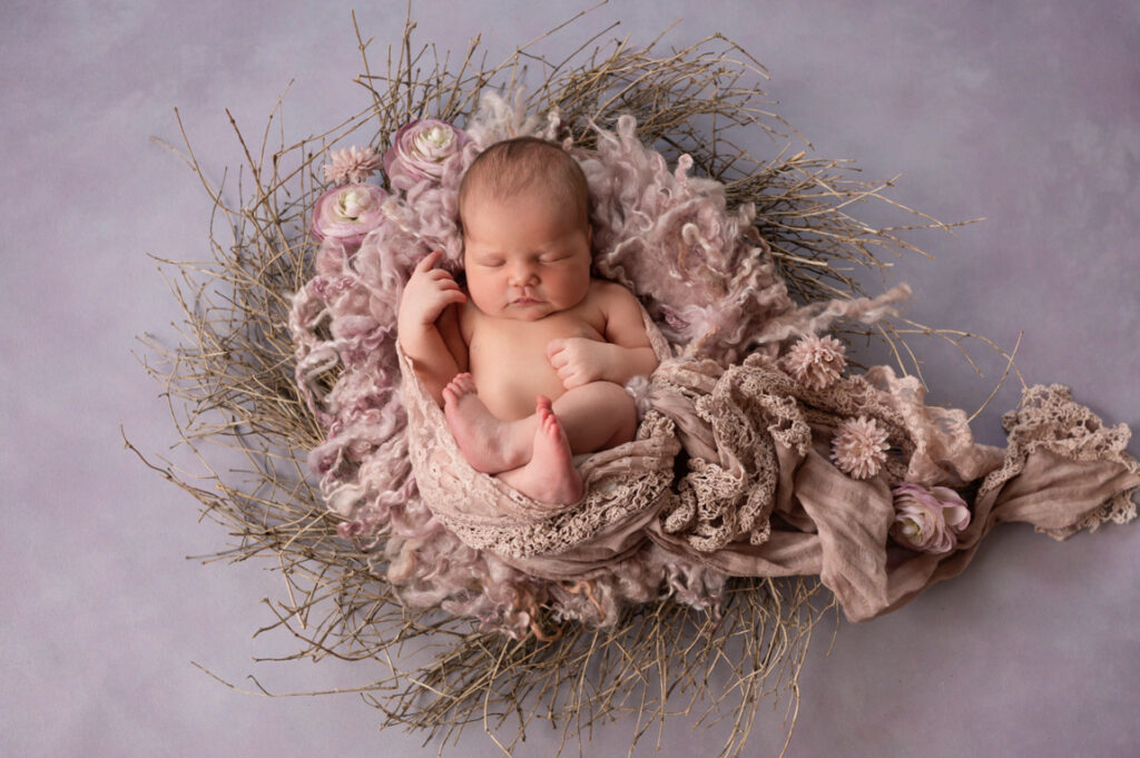 Neugeborenes Baby schläft in Nest – Peach & Berries Fotografie Graz