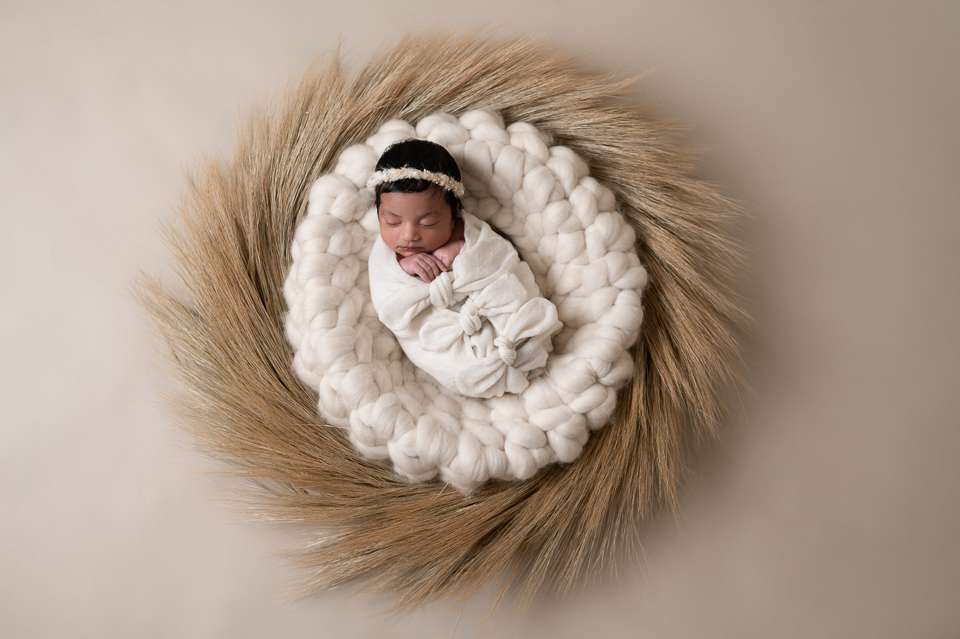 Neugeborenes Baby schläft in Körbchen – Peach & Berries Fotografie Graz