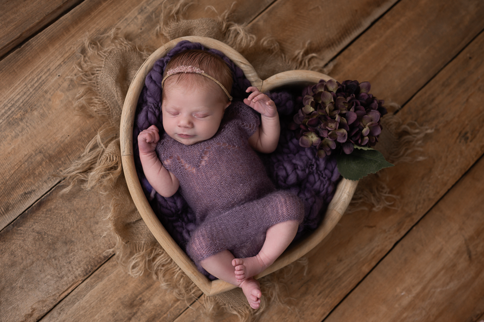 Neugeborenes Baby schläft in Körbchen – Peach & Berries Fotografie Graz