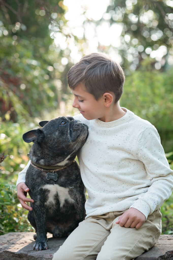 Familienfoto mit Hund – Neugeborenenfotografie Graz
