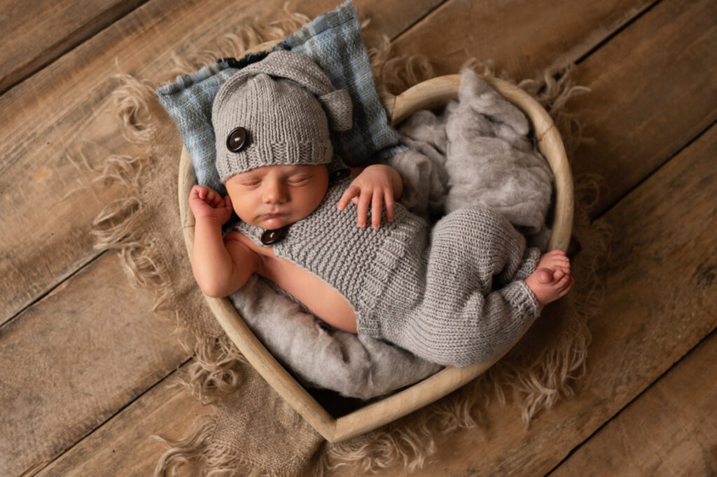 Baby schläft in Schale Peach and Berries Fotografie Graz