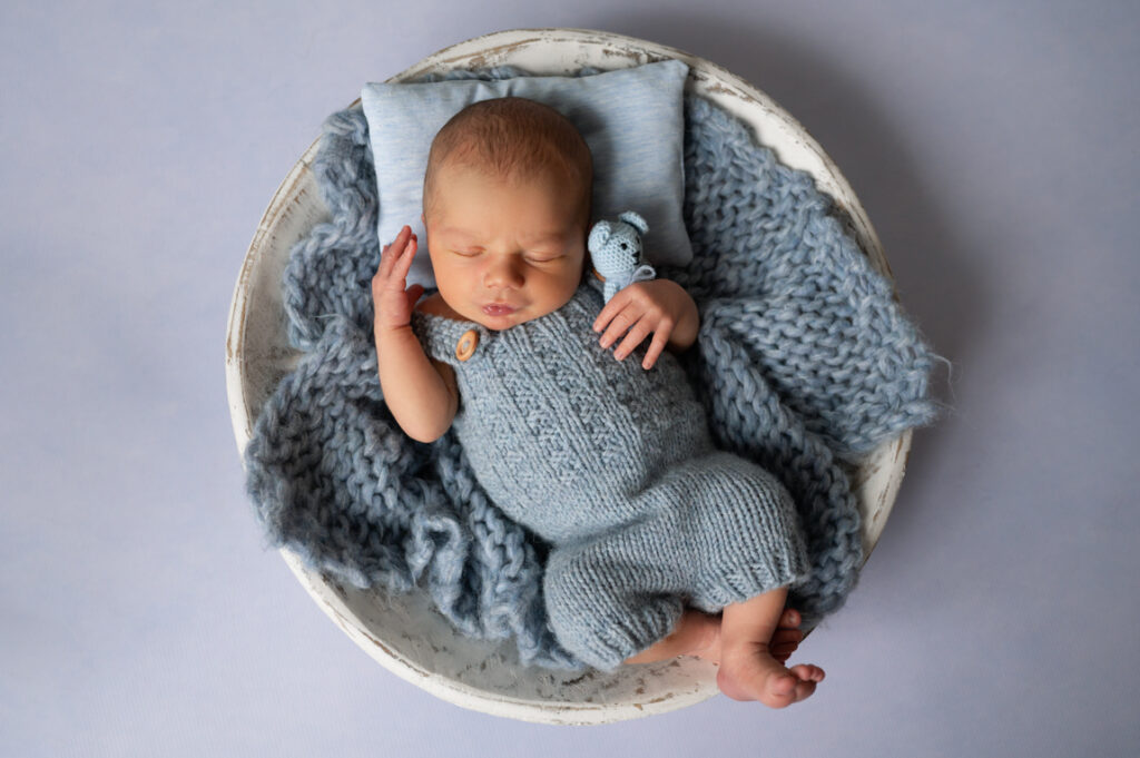 Baby schläft mit Beer in Schale Peach and Berries Fotografie Studio Graz