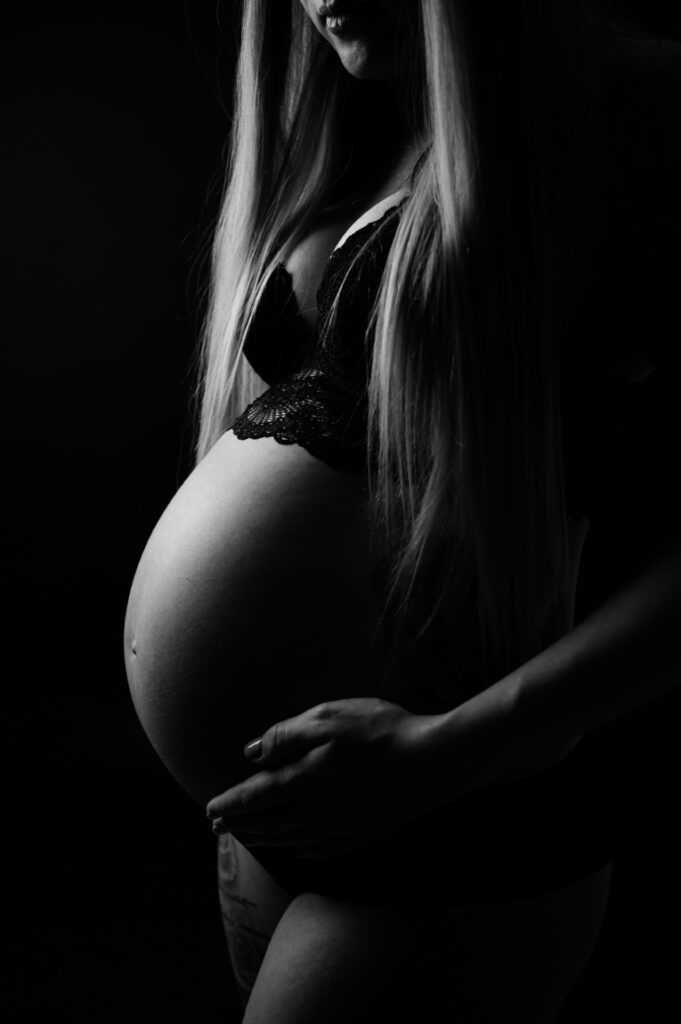 Babybauch Shooting im Studio Graz – Katharina Reiterer Fotografin