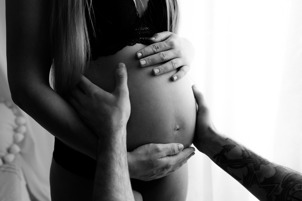 Babybauch Shooting im Studio Graz – Katharina Reiterer Fotografin