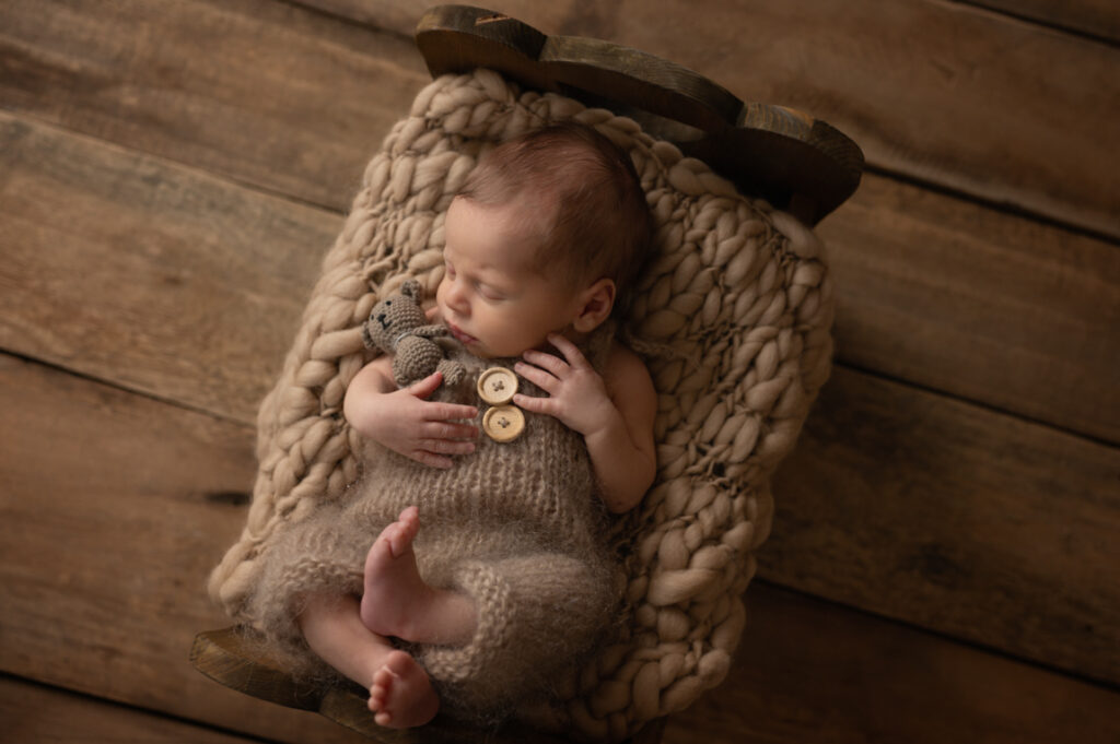 Neugeborenes Baby schläft in Bett – Peach & Berries Fotografie Graz