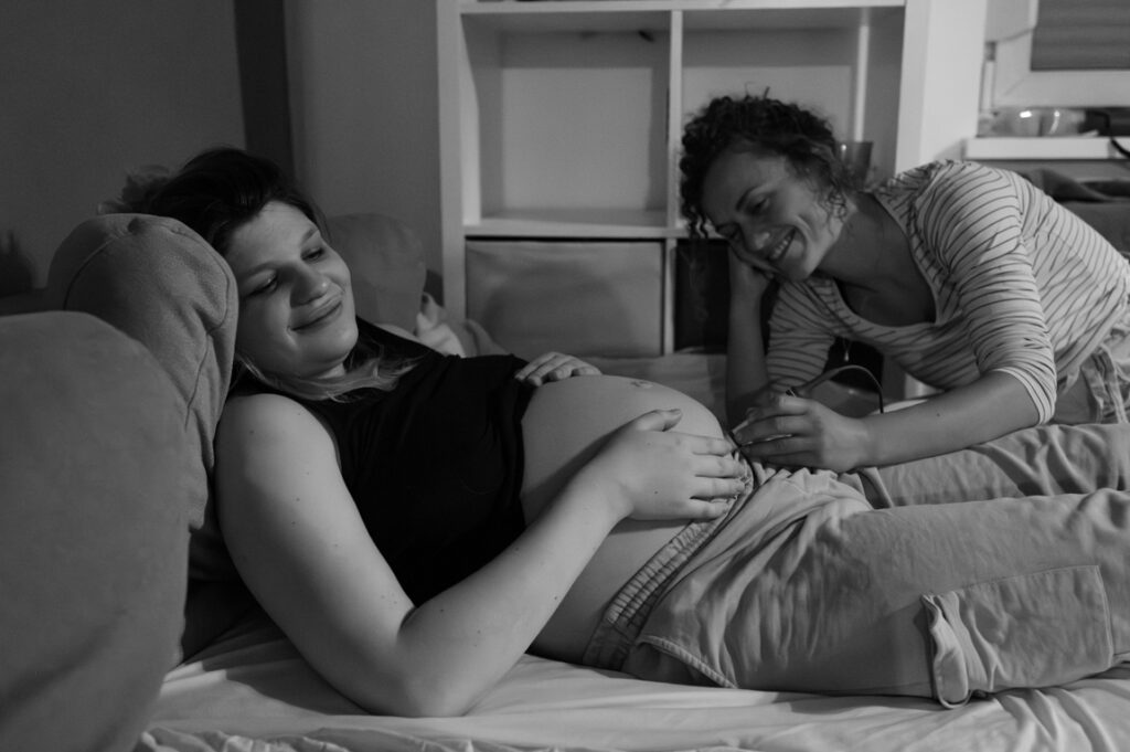 Erster Hautkontakt zwischen Mutter und Neugeborenem nach der Geburt – Geburtsfotografie Graz