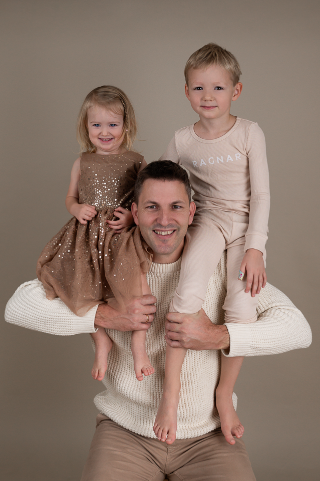 Papa mit Kinder– Neugeborenenfotografie Graz