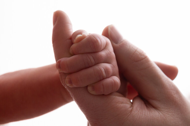 Neugeborenes Babyfinger – Peach & Berries Fotografie Graz