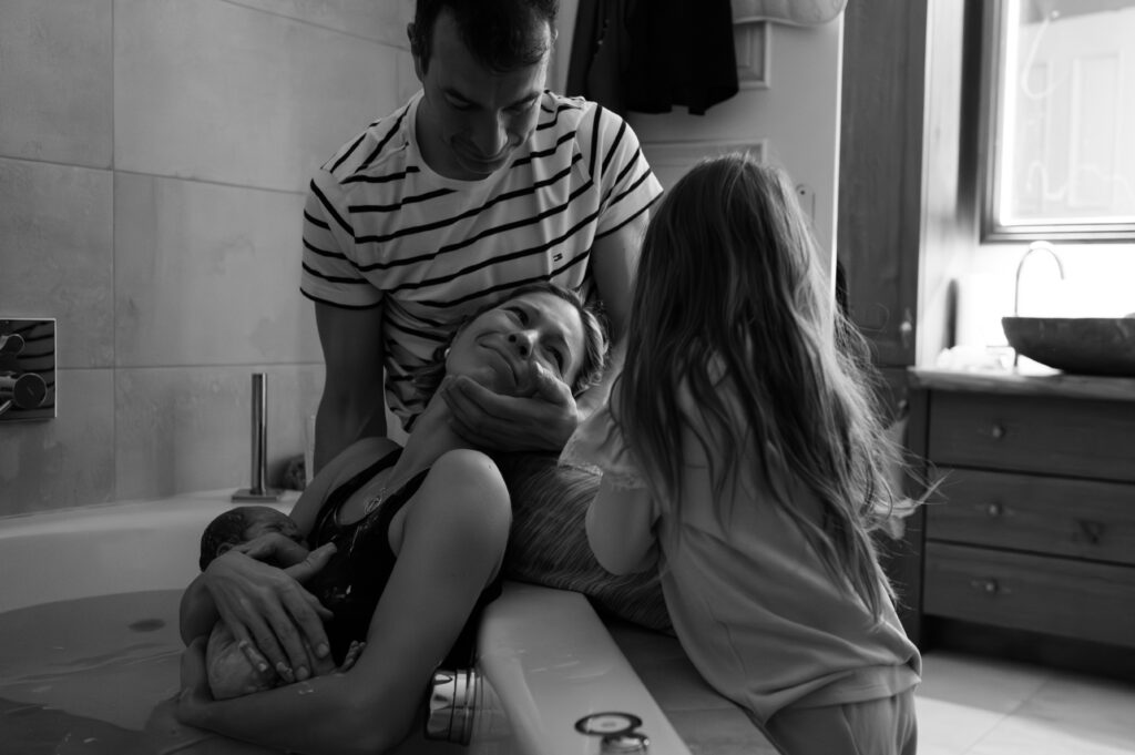 Erster Hautkontakt zwischen Mutter und Neugeborenem nach der Geburt – Geburtsfotografie Graz